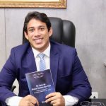 Osmar Filho é presenteado com obra literária da Academia Ludovicense de Letras